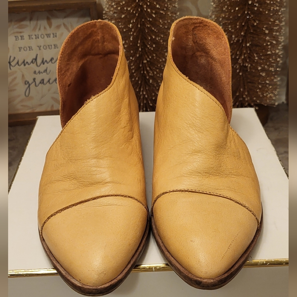 Free People Royale Flats Nude Natural Leather Cut Out Pointed Toe Bootie 39.5 EU